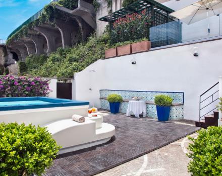 Гости могут насладиться освежающей ванной в новом мини-бассейне, расположенном в солярии, с великолепным видом на Неаполитанский залив.