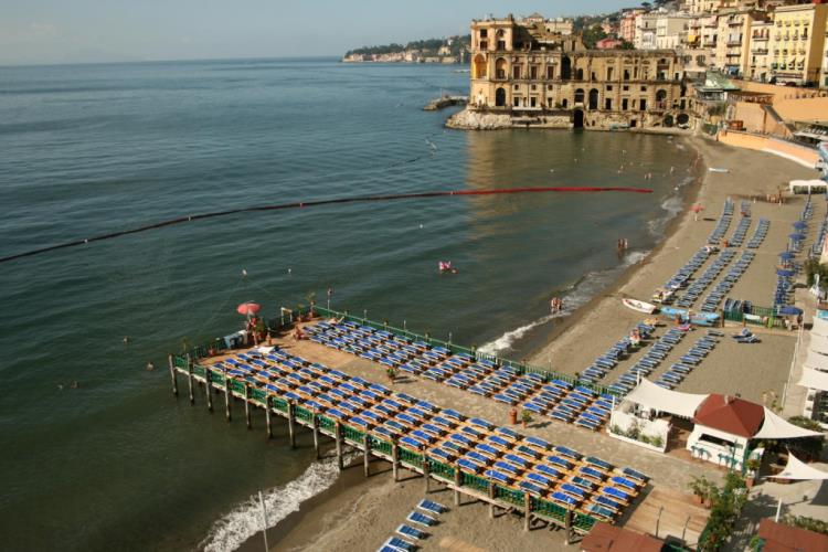 Bagno Elena Il Bagno Elena è uno storico stabilimento balneare che si estende sulla spiaggia vulcanica nella baia delimitata da un lato dal seicentesco Palazzo Donn’Anna e dall’altro dallo storico palazzo Guercia, antica torretta di avvistamento. E' facilmente raggiungibile dall'Hotel Paradiso.