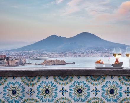 Los huéspedes pueden disfrutar de un refrescante baño en la nueva mini-piscina, situada en el solarium, con una magnífica vista del Golfo de Nápoles.