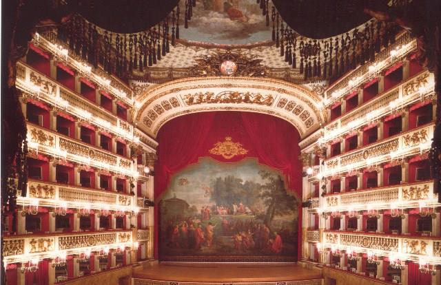 Teatro San Carlo - BW Hotel Paradiso - Napoli Un teatro che ogni anno regala intense emozioni sia agli appassionati del genere che a tutti gli amanti di particolari rassegne e spettacoli.