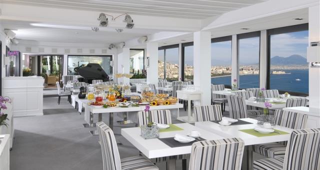 ... vi offre una cucina raffinata con un panorama spettacolare sul golfo di Napoli. 