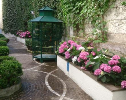 Die Ruhe des Gartens unter den Blumen und dem Singen der Vögel