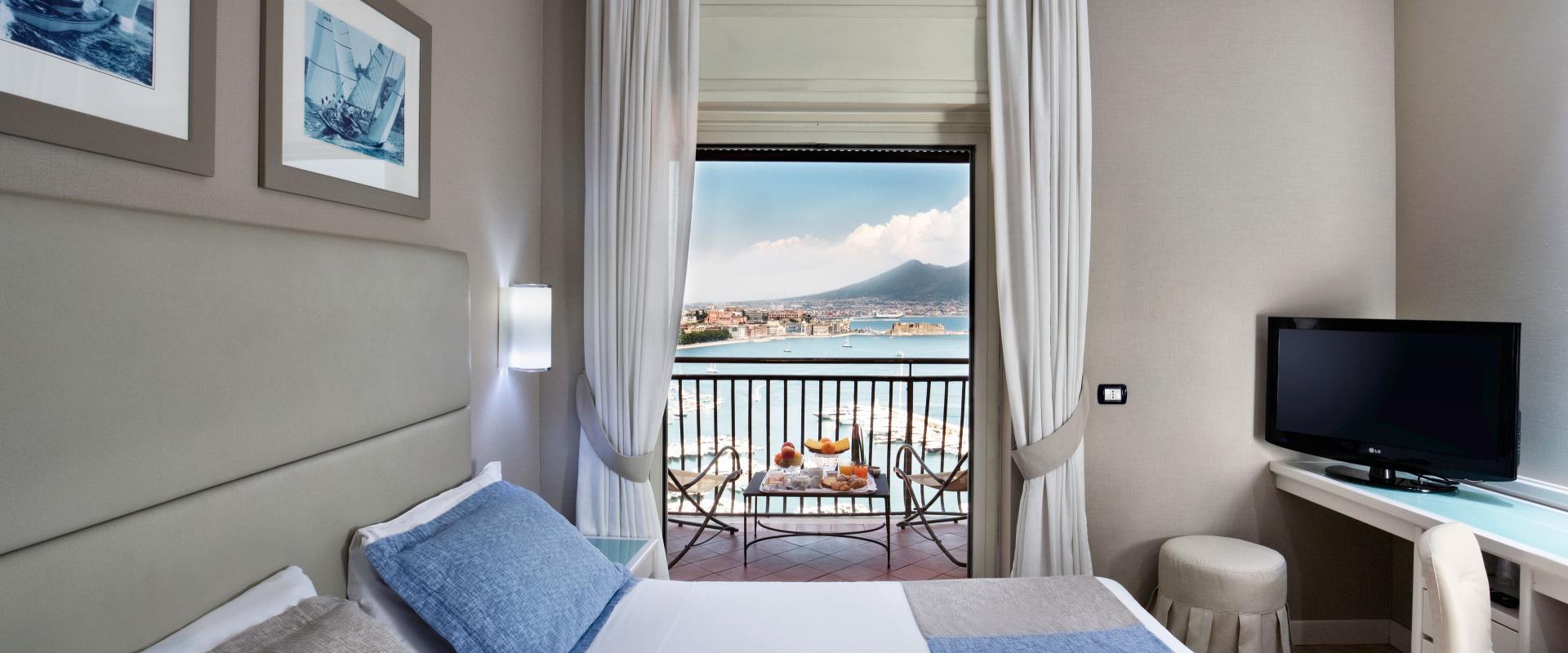 Discover the superior sea view rooms of the Hotel Paradiso with separate beds