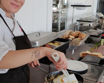 Chef cuisiniers omelettes pour le petit déjeuner à l’hôtel Paradise