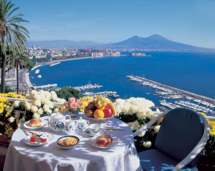 Petit déjeuner avec vue sur le golfe de Naples deBW Signature Collection Hotel Paradiso