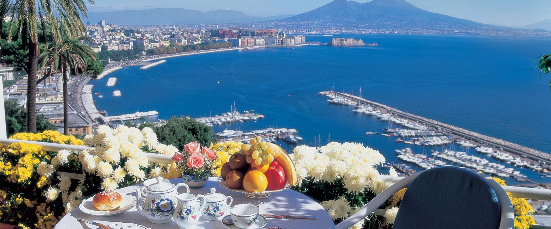 Colazione con vista sul Golfo di Napoli dall''Hotel Paradiso