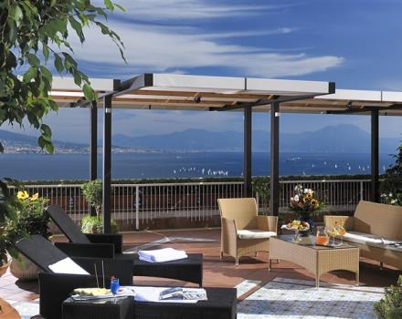您想参观 Napoli 并且住在一家服务齐全的酒店吗？ 预订 BW Signature Collection Hotel Paradiso酒店吧