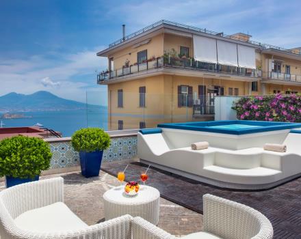 I clienti possono godere di un bagno rinfrescante nella nuova mini-piscina, collocata nel Solarium, con magnifico panorama sul golfo di Napoli.