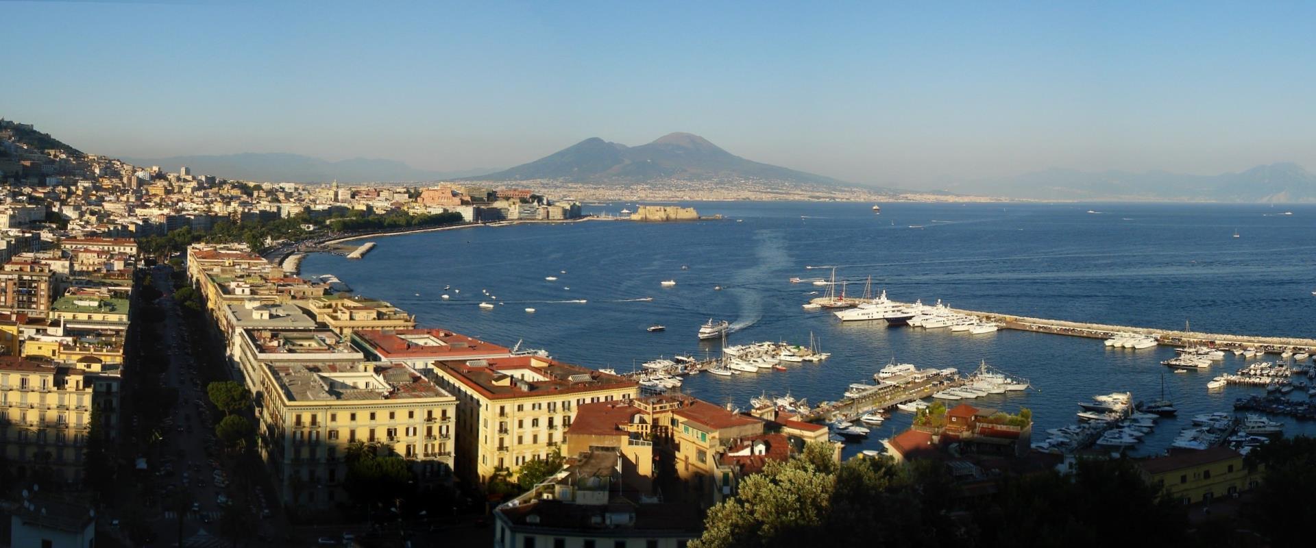 Il suo nome deriva dal greco Pausilypon che letteralmente significa «tregua dal pericolo» o «che fa cessare il dolore». L'Hotel Paradiso è un punto di riferimento di questo incantato quartiere.