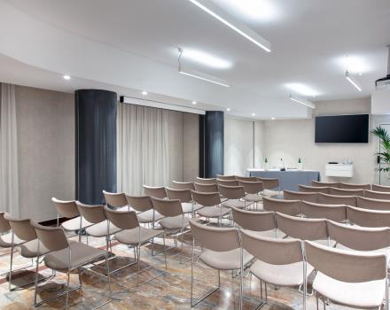 The Ischia Meeting Room of the Hotel Paradiso in Naples can accommodate up to 42 people