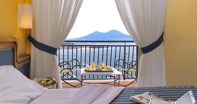 NapoliのBW Signature Collection Hotel Paradisoの快適な客室をみる