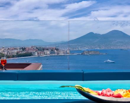 From summer 2021, hotel guests can enjoy a refreshing bath in the new mini-swimming pool, located in the Solarium, with a magnificent view of the Gulf of Naples.