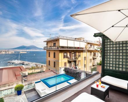 I clienti possono godere di un bagno rinfrescante nella nuova mini-piscina, collocata nel Solarium, con magnifico panorama sul golfo di Napoli.
