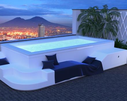 Desde finales de mayo de 2021 los clientes del hotel podrán disfrutar de un refrescante baño en la nueva mini-piscina, situada en el Solárium, con magníficas vistas al golfo de Nápoles.