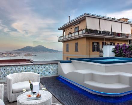 Os hóspedes podem desfrutar de um banho refrescante na nova mini-piscina, localizada no Solário, com uma vista magnífica do Golfo de Nápoles.