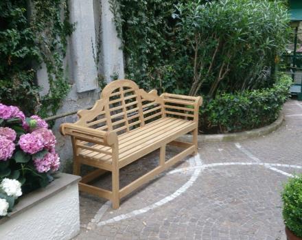 Paix et tranquillité dans le jardin intérieur de l'hôtel