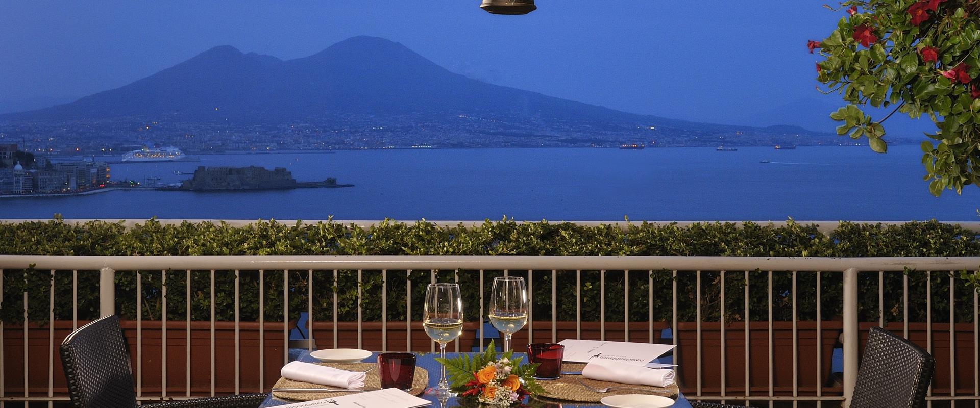 Romantisches Abendessen im Golf von Neapel