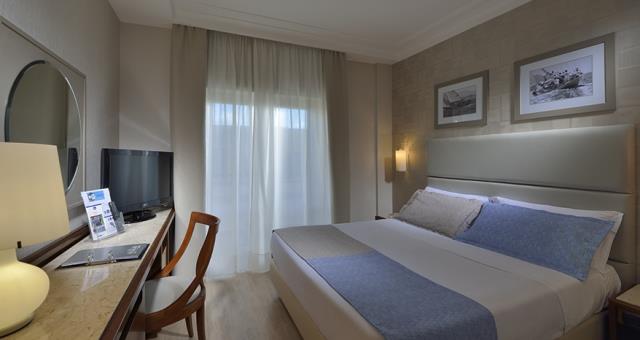 ナポリのベスト ウエスタン ホテル パラディソの快適な客室は最近改装された広い快適な客室
