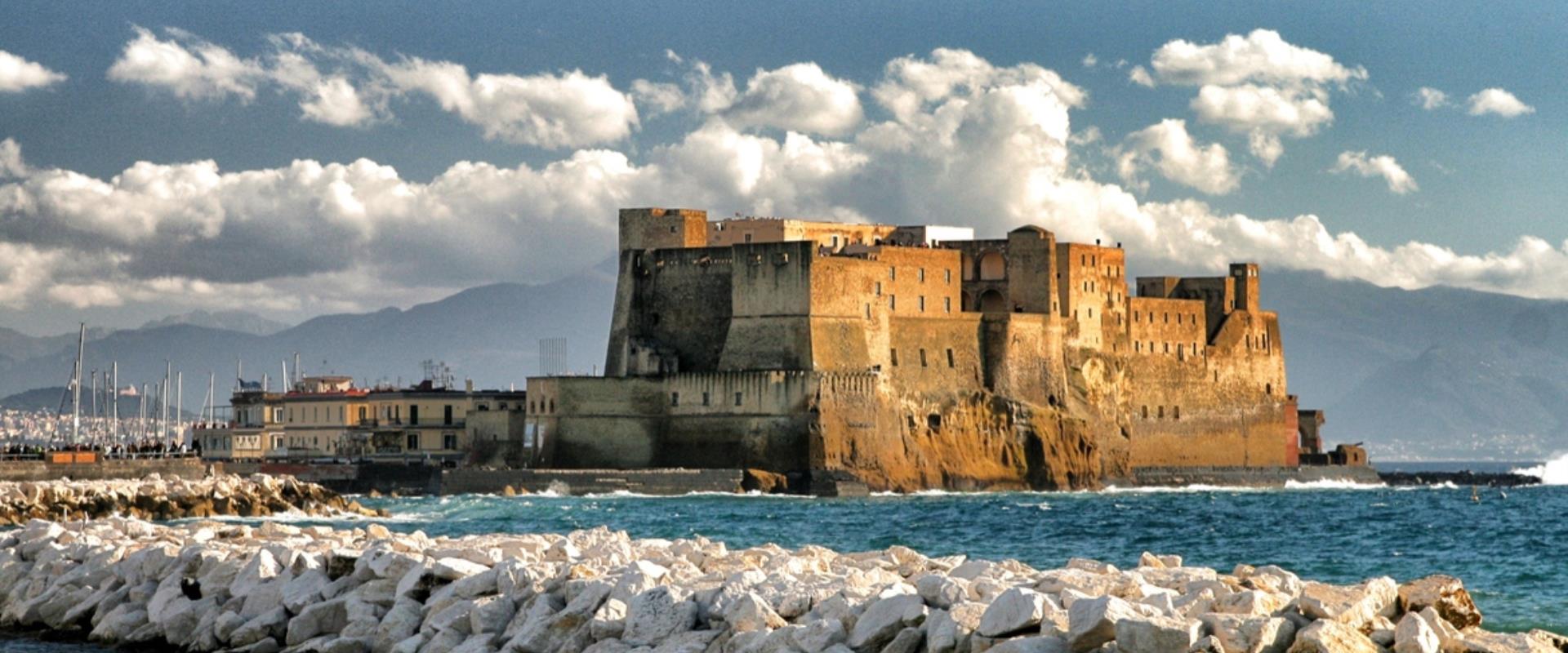 Il castel dell'Ovo è il castello più antico della città di Napoli ed è uno degli elementi che spiccano maggiormente nel celebre panorama del golfo. Si trova tra i quartieri di San Ferdinando e Chiaia, di fronte alla zona di Mergellina.
Raggiungibile con una passeggiata dall'Hotel Paradiso