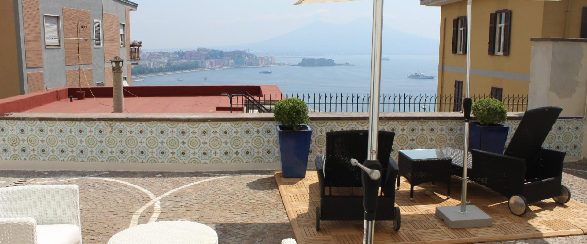 Entdecken Sie die herrliche Aussicht über den Golf von Neapel, die Sie vom Hotel Paradies bewundern können!