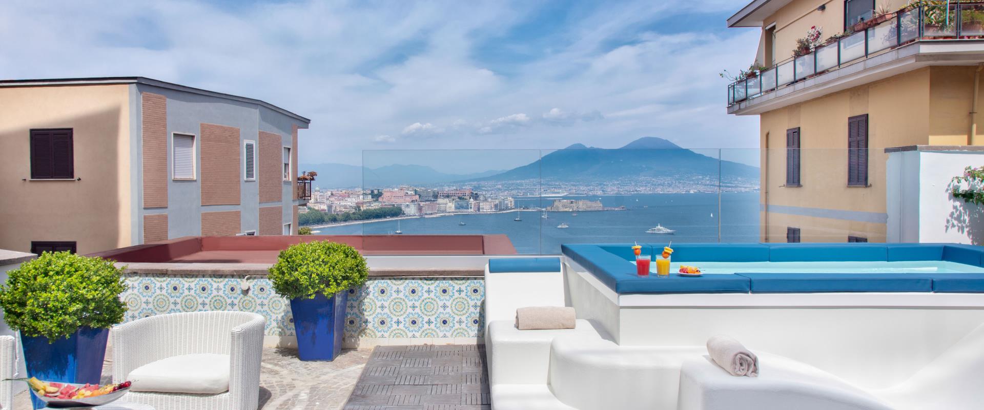 Ein erfrischendes Badezimmer mit Blick auf den Golf von Neapel