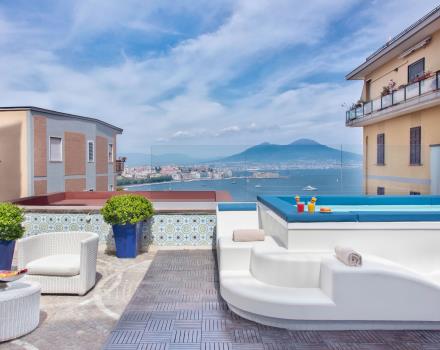 Um banho refrescante com vista para o Golfo de Nápoles