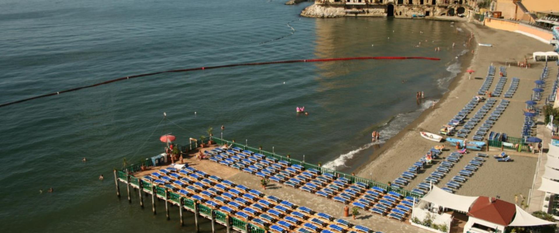 Il Bagno Elena è uno storico stabilimento balneare che si estende sulla spiaggia vulcanica nella baia delimitata da un lato dal seicentesco Palazzo Donn’Anna e dall’altro dallo storico palazzo Guercia, antica torretta di avvistamento. E' facilmente raggiungibile dall'Hotel Paradiso.