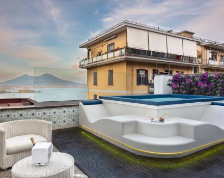 I clienti possono godere di un bagno rinfrescante nella nuova mini-piscina, collocata nel Solarium, con magnifico panorama sul golfo di Napoli.