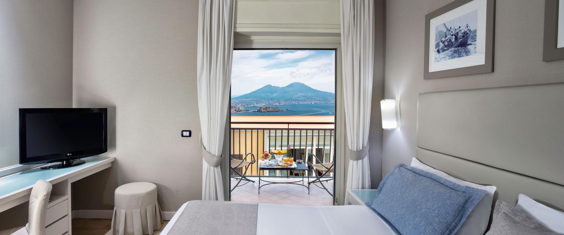 ¡Descubre las habitaciones parciales con vistas al mar del Hotel Paradiso en Nápoles!