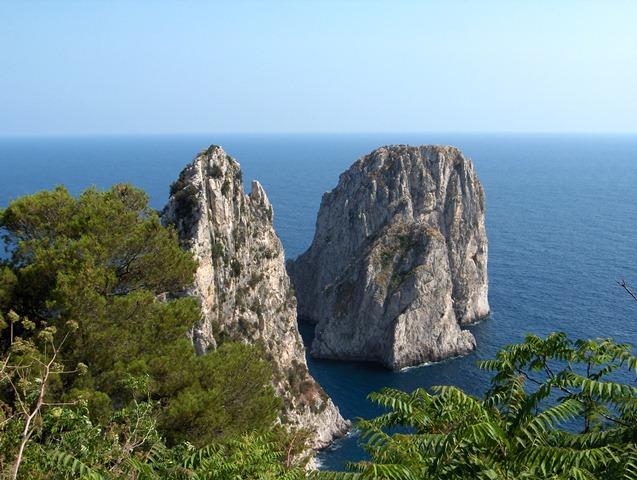 In questo toursarete accompagnati da una guida professionale che vi offrirà un indimenticabile esperienza.Vedrete il meglio di Capri. Marina Grande e la 