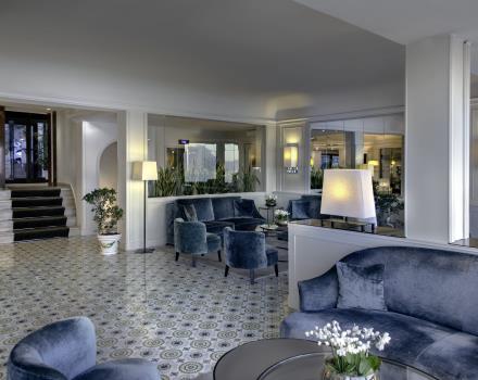 Salão com lounges Hotel Paradiso Nápoles