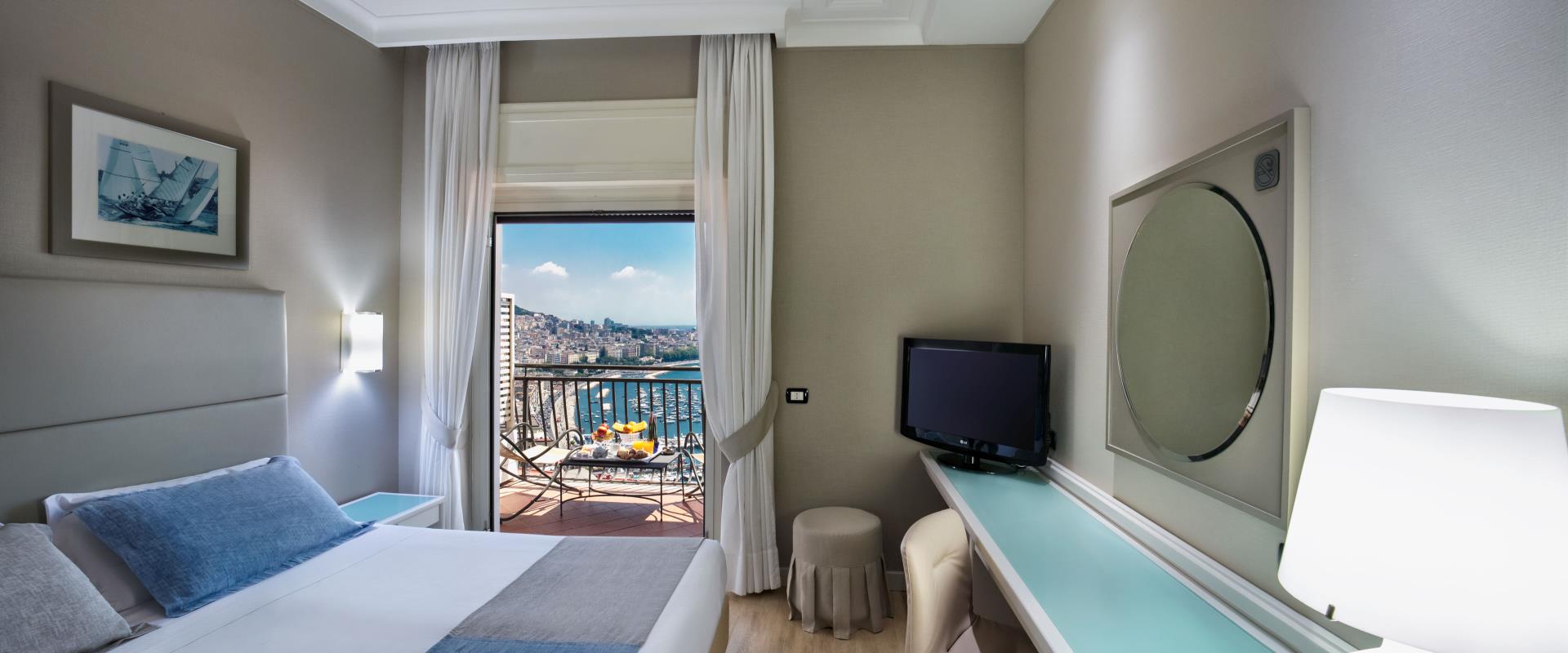 Le camere Superior Vista Mare del BW Signature Collection Hotel Paradiso sono preziose stanze affacciate direttamente sul Golfo di Napoli che consentono di godere di questo magnifico panorama da una posizione esclusiva.