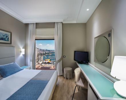 Le camere Superior Vista Mare del BW Signature Collection Hotel Paradiso sono preziose stanze affacciate direttamente sul Golfo di Napoli che consentono di godere di questo magnifico panorama da una posizione esclusiva.