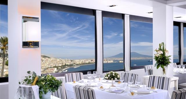 正在寻找一家位于 Napoli 带有上佳餐厅的酒店？ 预订 BW Signature Collection Hotel Paradiso酒店吧