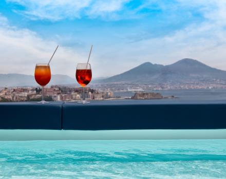 Genießen Sie ein erfrischendes Bad im neuen Mini-Pool im Solarium mit herrlichem Blick auf den Golf von Neapel.