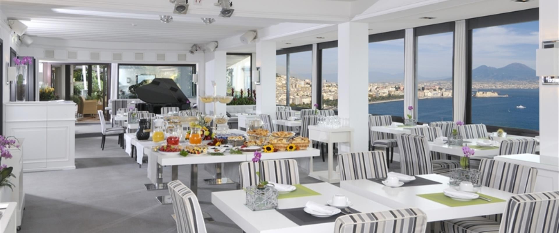 ресторан BW Signature Collection Hotel Paradiso в Napoli предлагает местную кухню.